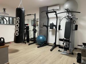 una habitación con gimnasio con saco de boxeo y pesas en Colleverde Park Hotel, en Agrigento