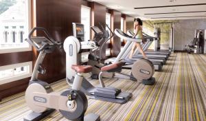 InterContinental Singapore by IHG的健身中心和/或健身设施