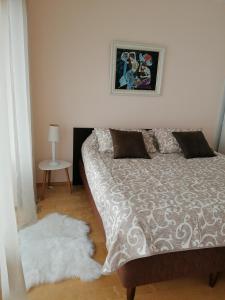 a bedroom with a bed and a white rug at Aida 5 City Center Apartment in Pärnu