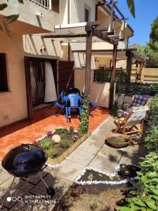 a backyard with a bbq grill and a garden at sweet home la maddalena in La Maddalena