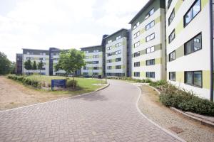 an empty street in front of a building at Venue Reading Accommodation in Reading