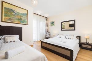 sypialnia z 2 łóżkami i lustrem w obiekcie Stara Polana Apartamenty & Spa Zakopane by Renters w Zakopanem