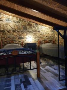 Кровать или кровати в номере Petradaki House