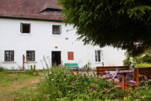 Zahrada ubytování ENJOY Cozy HOME Hills & Forest & Views & Gardens & Sauna Whirlpool Bath