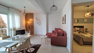 een woonkamer met een tafel en een woonkamer met een bank bij Evris House color suite in Kavala