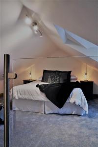 En eller flere senge i et værelse på Pen-Y-Worlod Cottages
