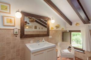 Koupelna v ubytování Charming House with Lake View + 21 fotografií