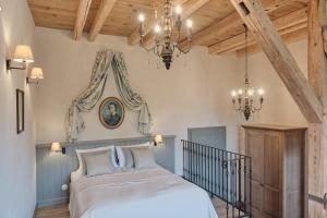 Postel nebo postele na pokoji v ubytování Pałac Kamieniec