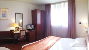 A bed or beds in a room at Hotel Marconi