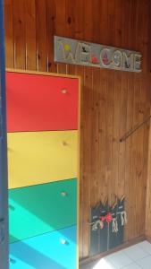 um quarto com uma parede colorida e uma porta em MiLa Home Balaton em Balatonfůzfő