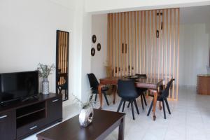 Μια τηλεόραση ή/και κέντρο ψυχαγωγίας στο Sofia Apartments +118 φωτογραφίες