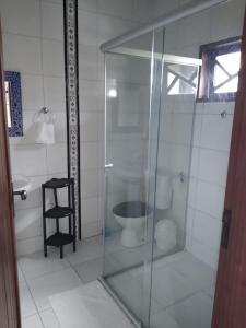 Bilik mandi di Pousada Recanto dos Pássaros