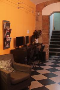 - un salon avec un canapé et 2 écrans d'ordinateur dans l'établissement Hostel New York, à Barcelone