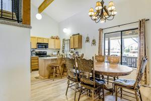 een keuken en eetkamer met een tafel en stoelen bij Pines 4058 in Pagosa Springs