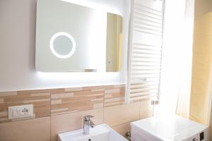 un baño con lavabo y espejo en Casa Cesano Mare, en Senigallia
