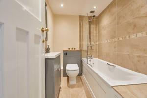 ein Badezimmer mit Toilette, Badewanne und Waschbecken in der Unterkunft Host & Stay - Cummins & Goings Cottage in Barnard Castle