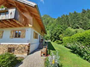 a house with a bench next to a yard at Kienberghäusle in Pfronten