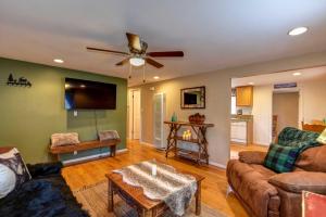 uma sala de estar com um sofá e uma ventoinha de tecto em Quiet Cabin in the Pines by Dwtn Prescott! em Prescott