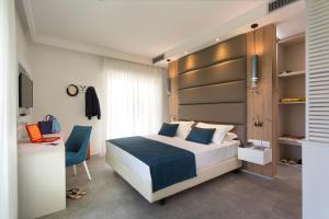 Rúm í herbergi á Astoria Suite Hotel
