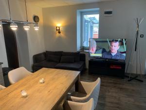 Televízia a/alebo spoločenská miestnosť v ubytovaní Filkes Rezidence