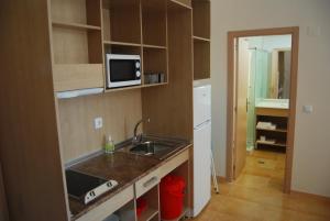 Una cocina o zona de cocina en Apartamentos Turisticos Mediterraneo