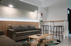A seating area at Shijo Inn