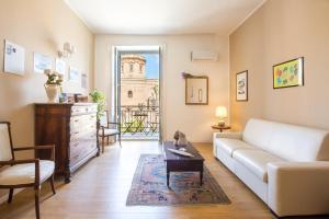 - un salon avec un canapé et une table dans l'établissement Cathedral View Apartments, à Palerme