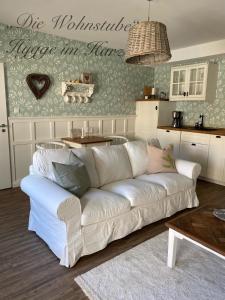 a living room with a white couch in a kitchen at "Die Wohnstube"-Hygge im Harz in Wernigerode