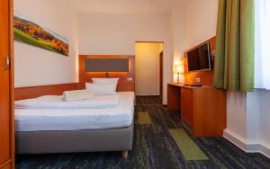 Postel nebo postele na pokoji v ubytování Hotel Meyer