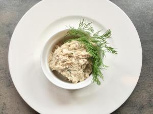 un plato blanco con un tazón de comida en una mesa en Shamerbrea The Foodie B&B, en Inverness 80 fotos más