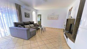 Telewizja i/lub zestaw kina domowego w obiekcie Chalet Amelie