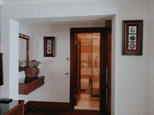 pasillo con baño con aseo y puerta en Dareyn Hotel, en Estambul