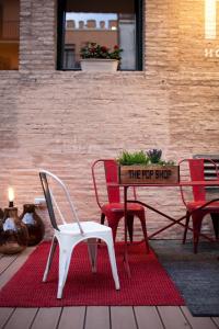 A seating area at Toc Hostel Sevilla