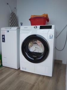 eine Waschmaschine mit einem Korb darauf in der Unterkunft Casa campo y Playa Taganana in Taganana