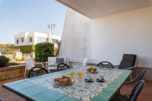 - une table avec de la nourriture et des boissons sur la terrasse dans l'établissement White Sea Villas by Wonderful Italy, à Carovigno