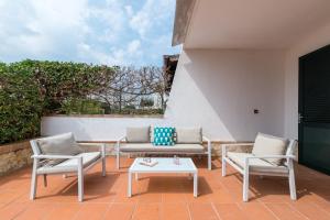 - une terrasse avec 2 chaises et une table basse dans l'établissement White Sea Villas by Wonderful Italy, à Carovigno