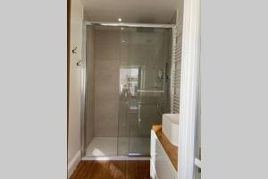bagno con doccia, vasca e lavandino di Maison de charme en plein centre ville a Montreuil-sur-Mer
