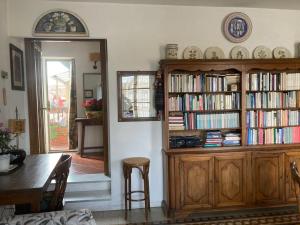 a living room with a book shelf filled with books at ATTICO IN PIAZZA SANTA CROCE in Florence