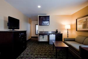 Dapur atau dapur kecil di Holiday Inn Express Hotel & Suites Woodland Hills, an IHG Hotel