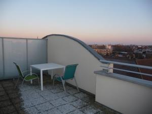 einen Tisch und Stühle auf einem Balkon mit Aussicht in der Unterkunft StudioLille - Gambetta in Lille