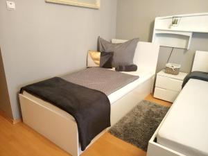 Una cama o camas en una habitación de Kaland vendégház