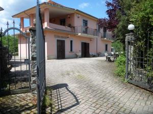 an open gate to a house with a building at Difesa del Principe in Felitto