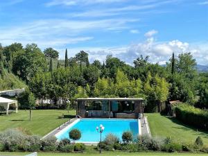 una piscina in un cortile con una casa di L'Olivo Country Resort & SPA a Bassano in Teverina