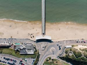 een uitzicht over een weg met een strand bij The Table House Close to Town & Beach Free parking in Bournemouth