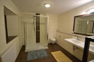 Ein Badezimmer in der Unterkunft Landhaus Waldesruh