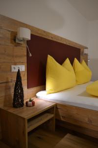 A bed or beds in a room at Landhaus Waldesruh