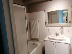 ein Badezimmer mit einem Waschbecken, einer Badewanne und einer Dusche in der Unterkunft L'autre rive de la Tourelle in Ways