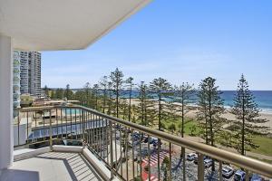un balcón con vista a la playa en Aries Holiday Apartments, en Gold Coast