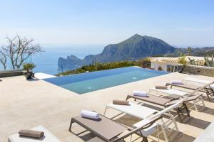 Villa con piscina y vistas al océano en Amore Rentals - Villa Ligea, en SantʼAgata sui Due Golfi