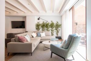 sala de estar con sofá y 2 sillas en Hotel 1877 Sensaciones & SPA ADULTS ONLY en Albarracín